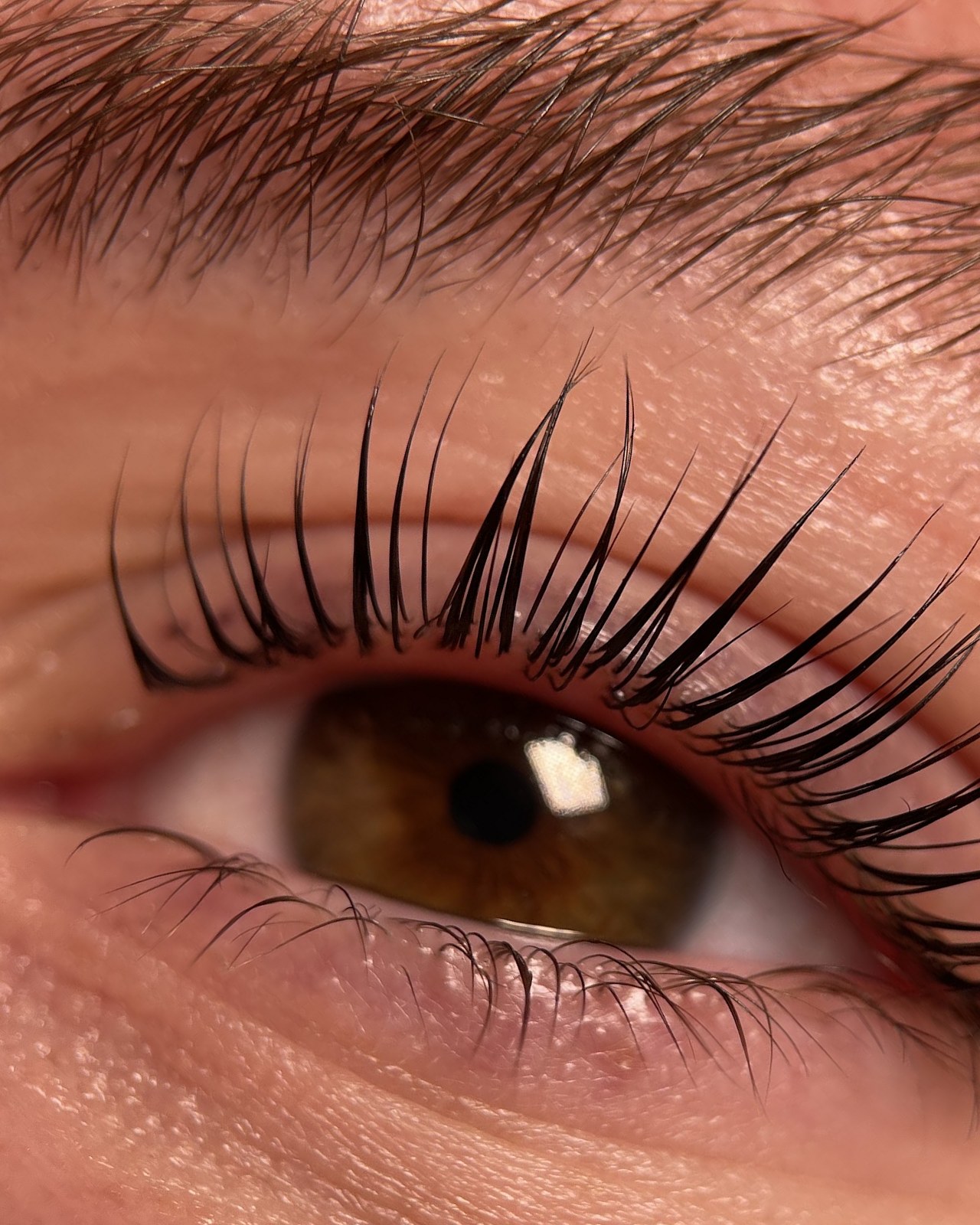 Close-up van een lash lift bij Beauty Bomb by Taat