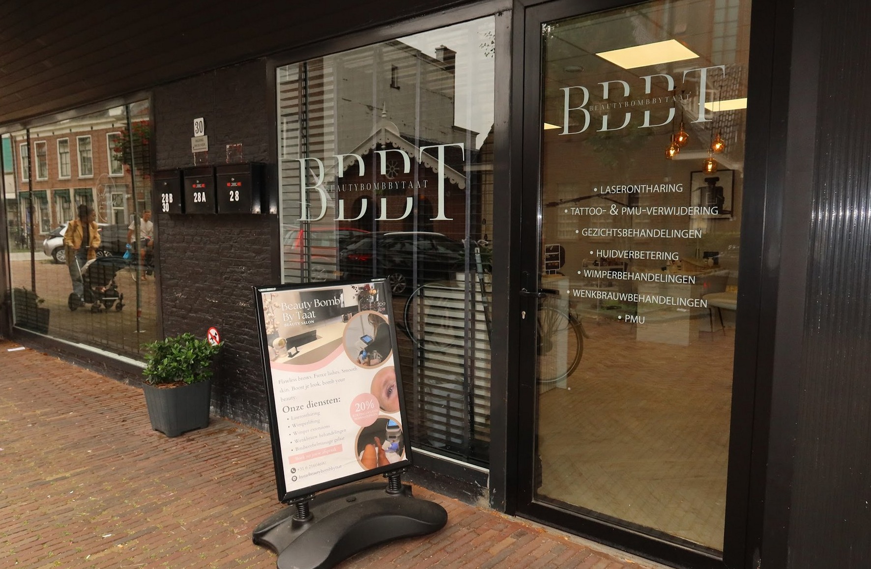 De etalage van Beauty Bomb by Taat aan de Breedstraat in Maarssen