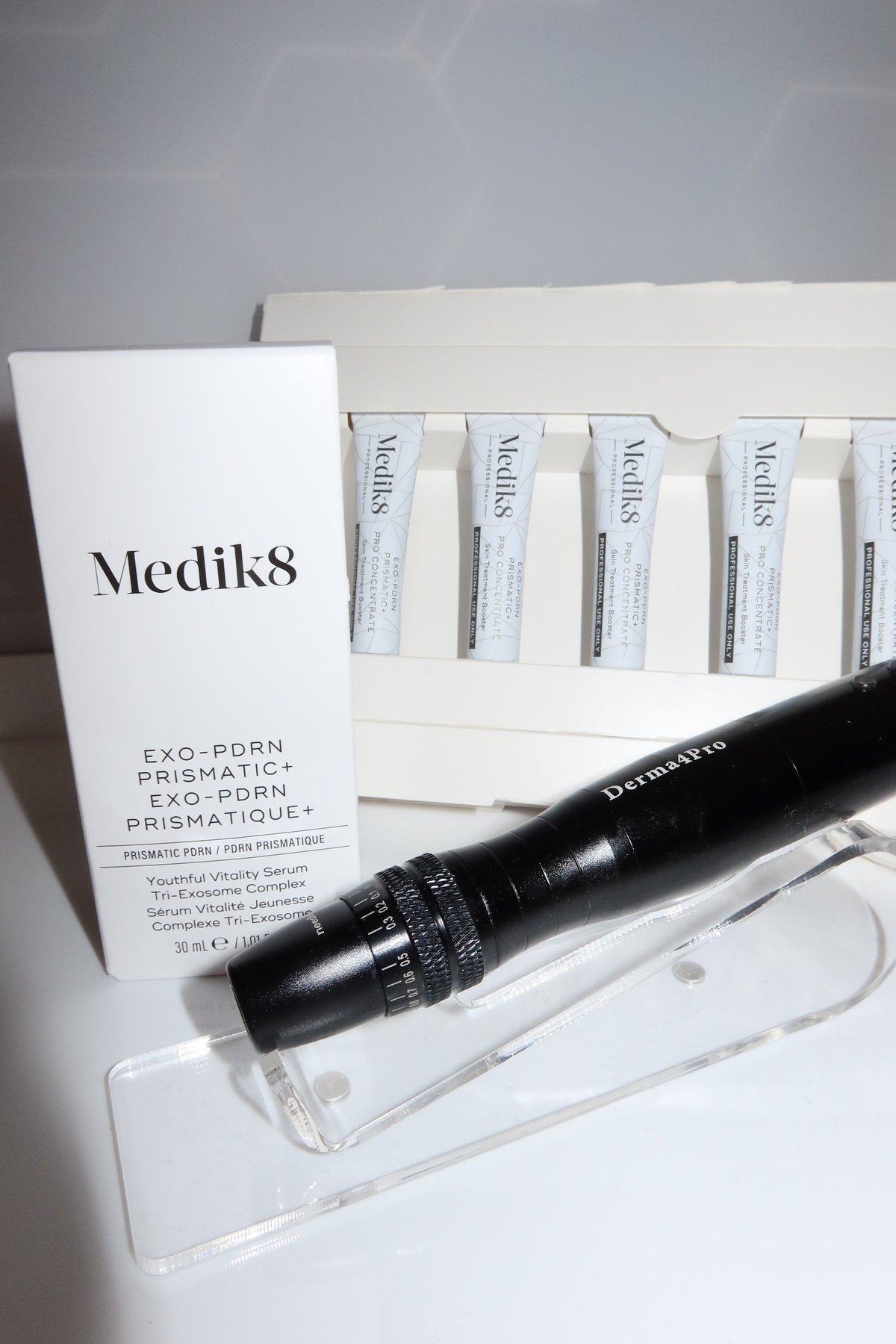 Medik8 Exo-PDRN serum naast een microneedling pen