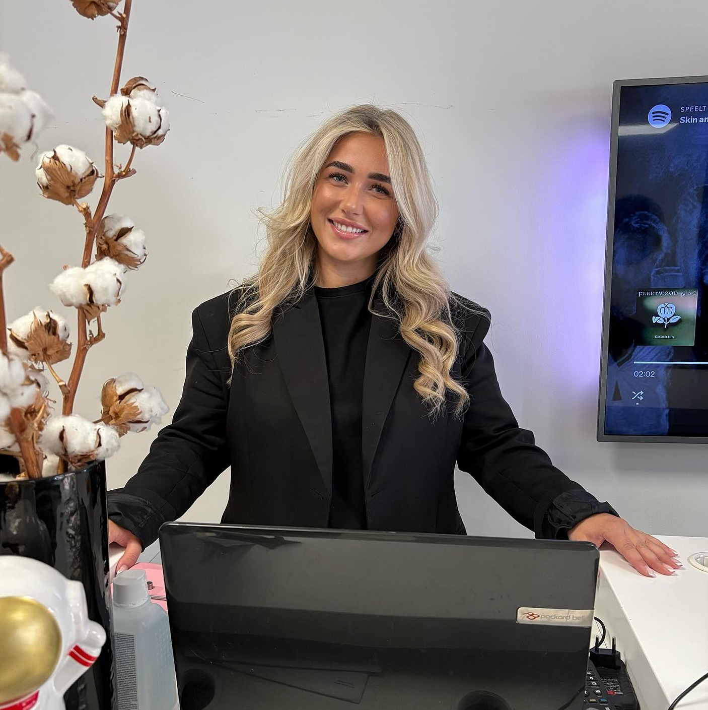 Tatum achter de balie van haar salon
